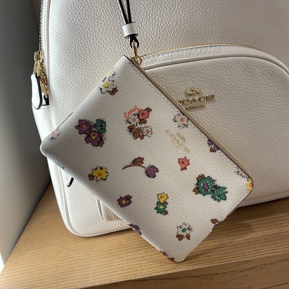 Coach Corner Zip Wristlet With Spaced Floral Field Print
IM/Chalk Multi - Picture 10 of 16